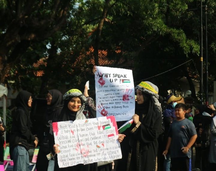 Salah seorang warga Solo yang menyuarakan pembebasan Palestina di Car Free Day Solo